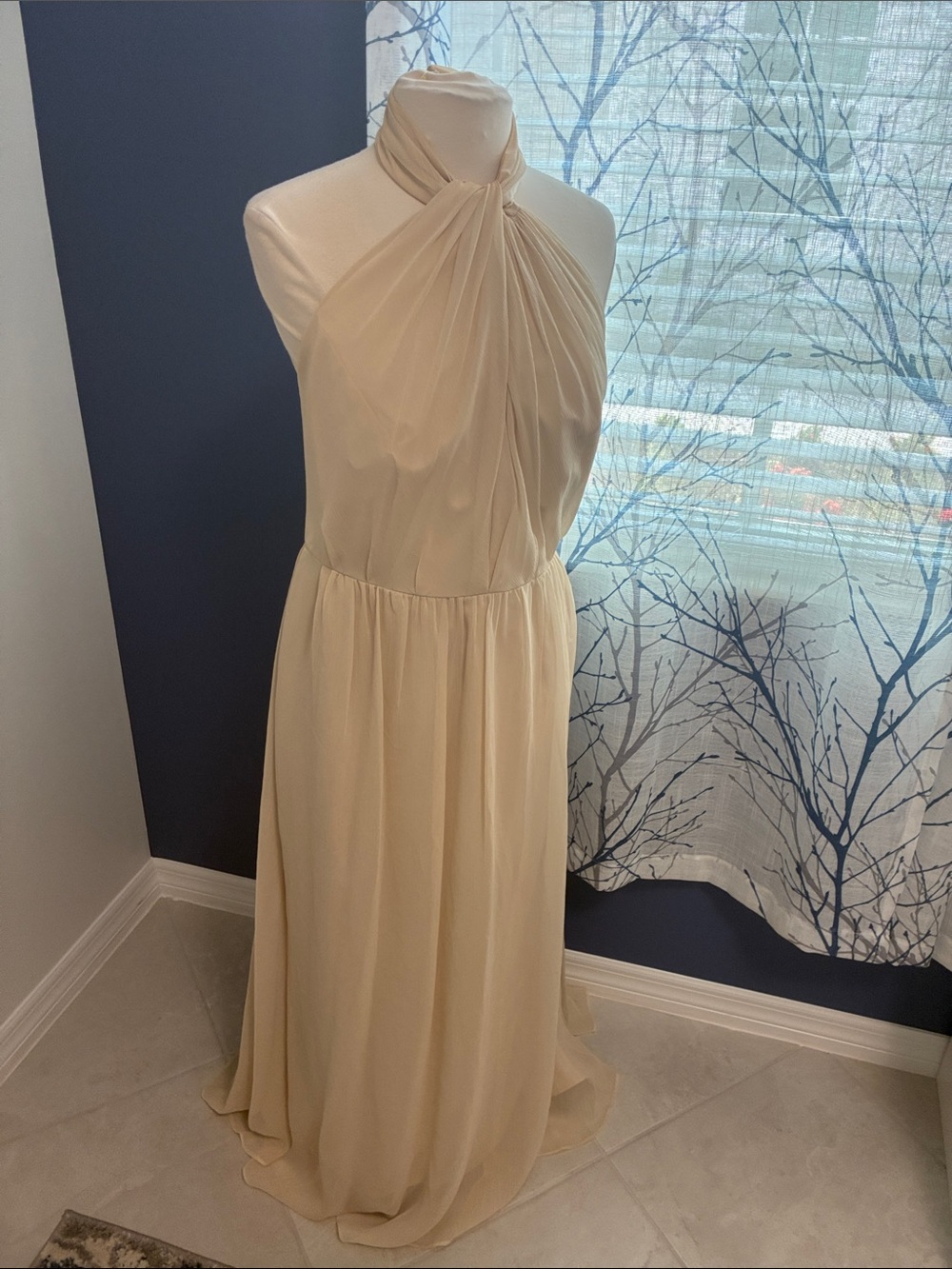 White Vera Wang Elegant Cream Halter Evening Dress - Picture 1 of 6